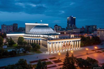 Театр оперы и балета в Новосибирске вечером фото