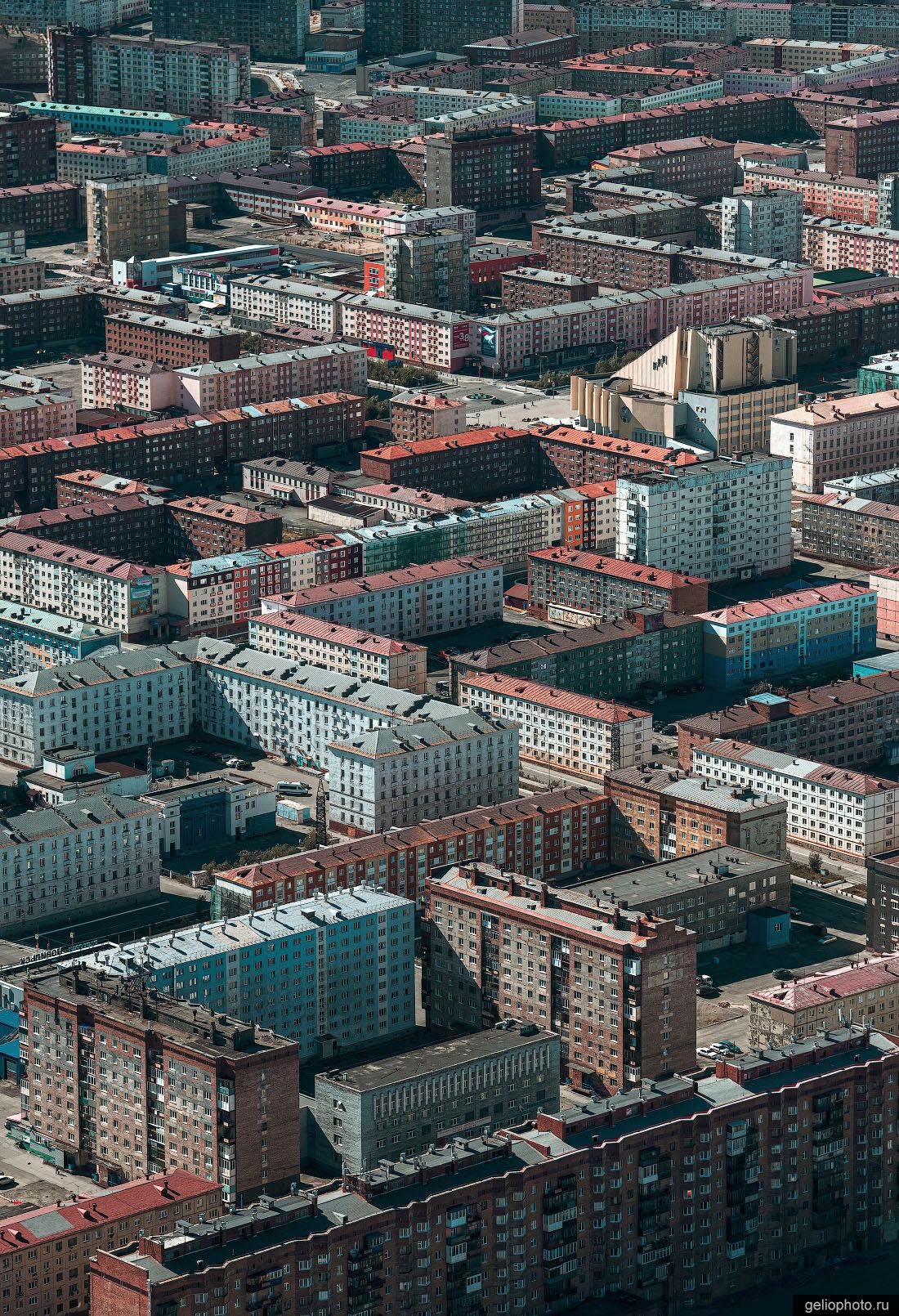 Жилые дома в Норильске летом фото