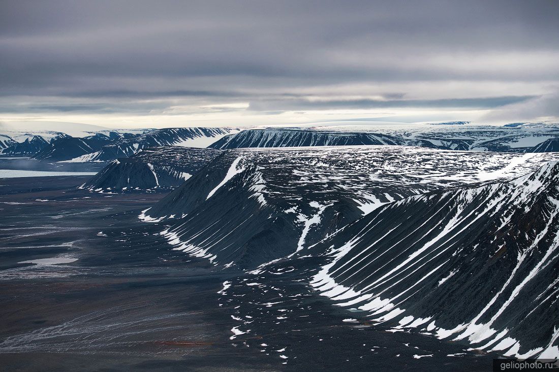 Горы архипелага Северная Земля с высоты фото