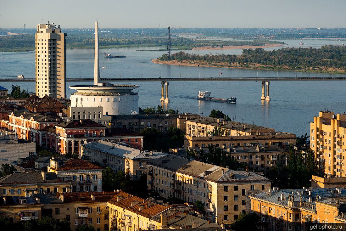 Корабль под танцующим мостом в Волгограде фото