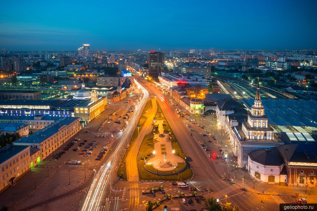 Комсомольская площадь в Москве вечером фото