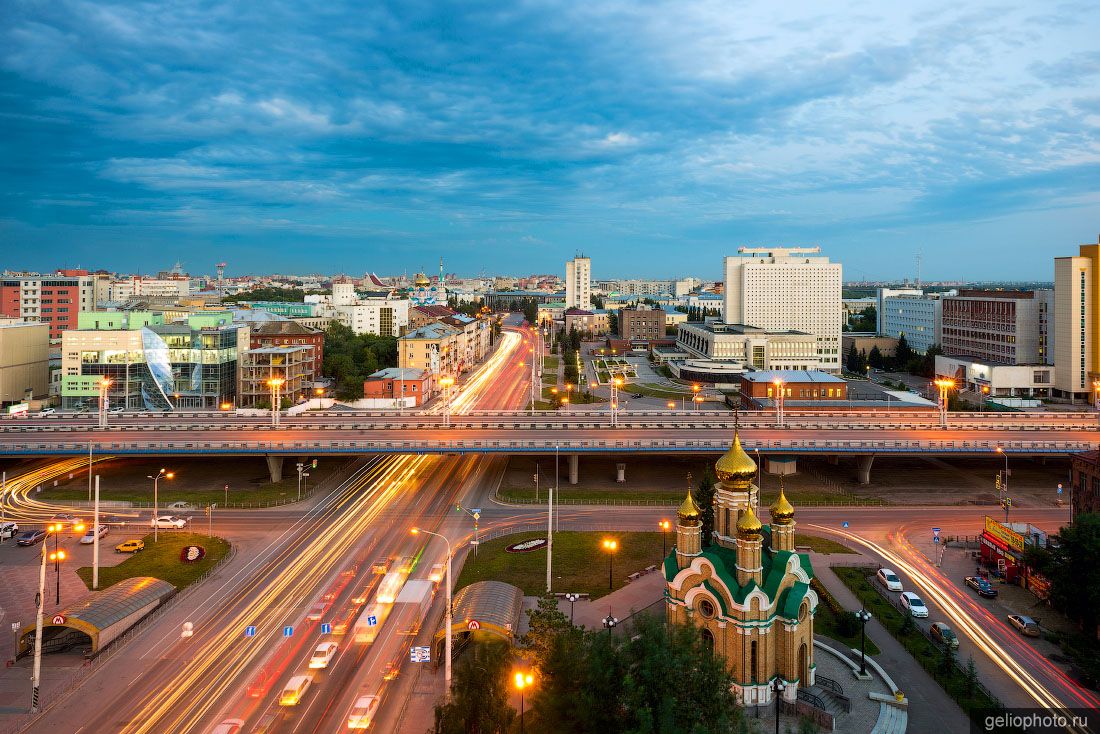 Улица Красный Путь в Омске вечером фото