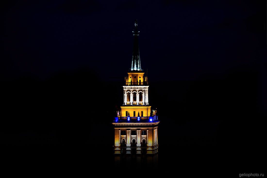 Сталинская высотка в Воронеже ночью фото