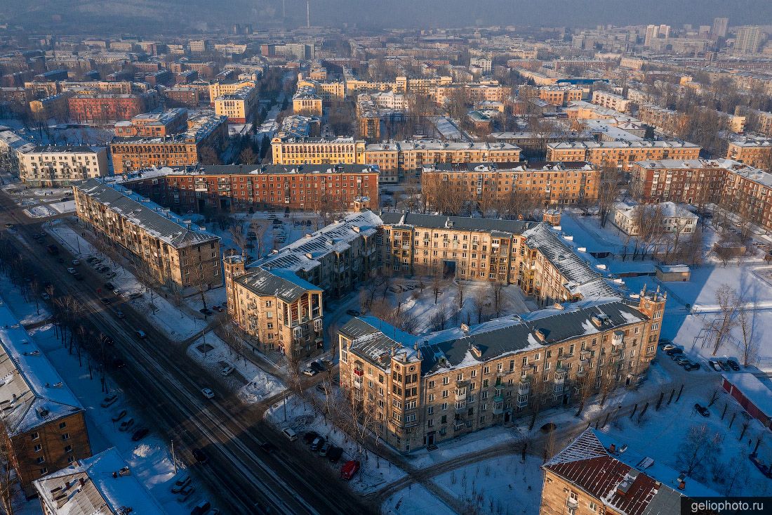 Дом-гайка в зимнем Новокузнецке фото