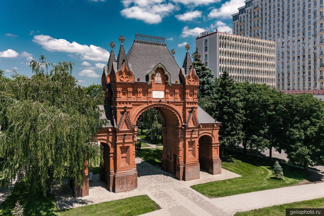 Александровская Триумфальная арка в Краснодаре фото