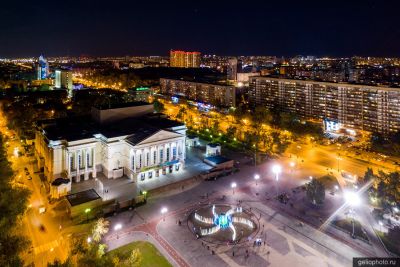 Тюменский драмтеатр ночью фото