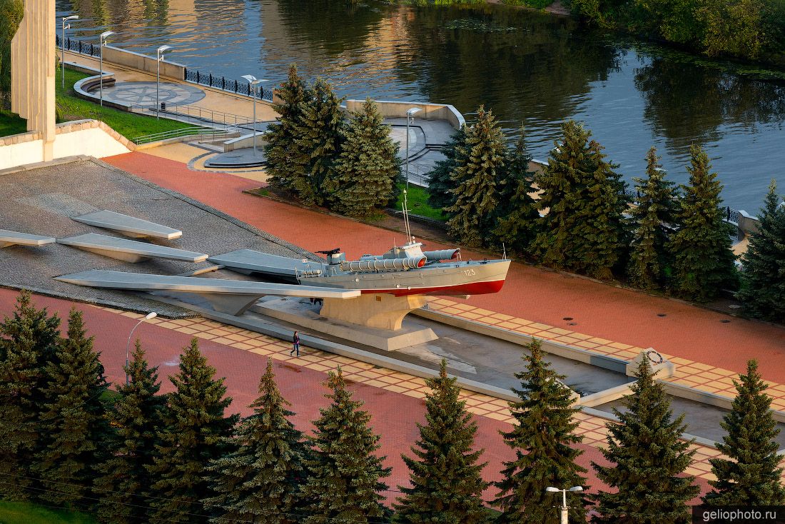 Памятный знак морякам-балтийцам в Калининграде фото