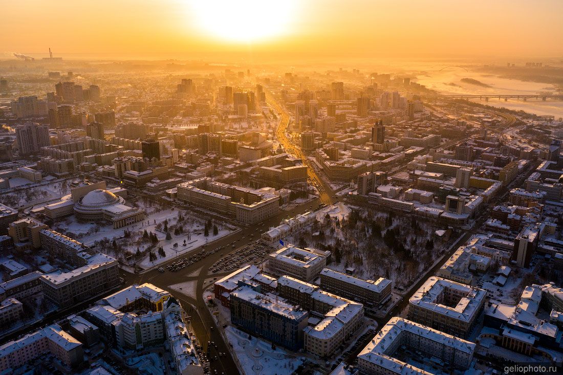 Площадь Ленина в Новосибирске вечером фото