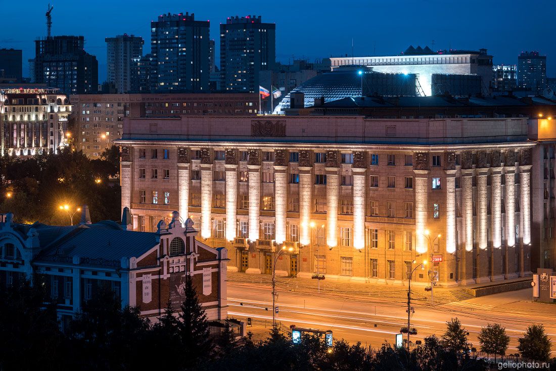 Мэрия Новосибирска вечером фото