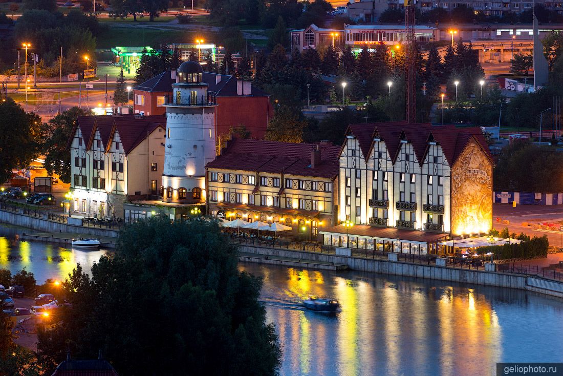 Рыбная деревня в Калининграде ночью фото