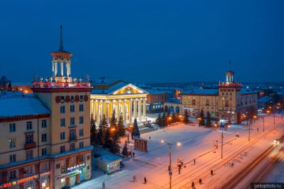Центр вечернего Прокопьевска с высоты фото
