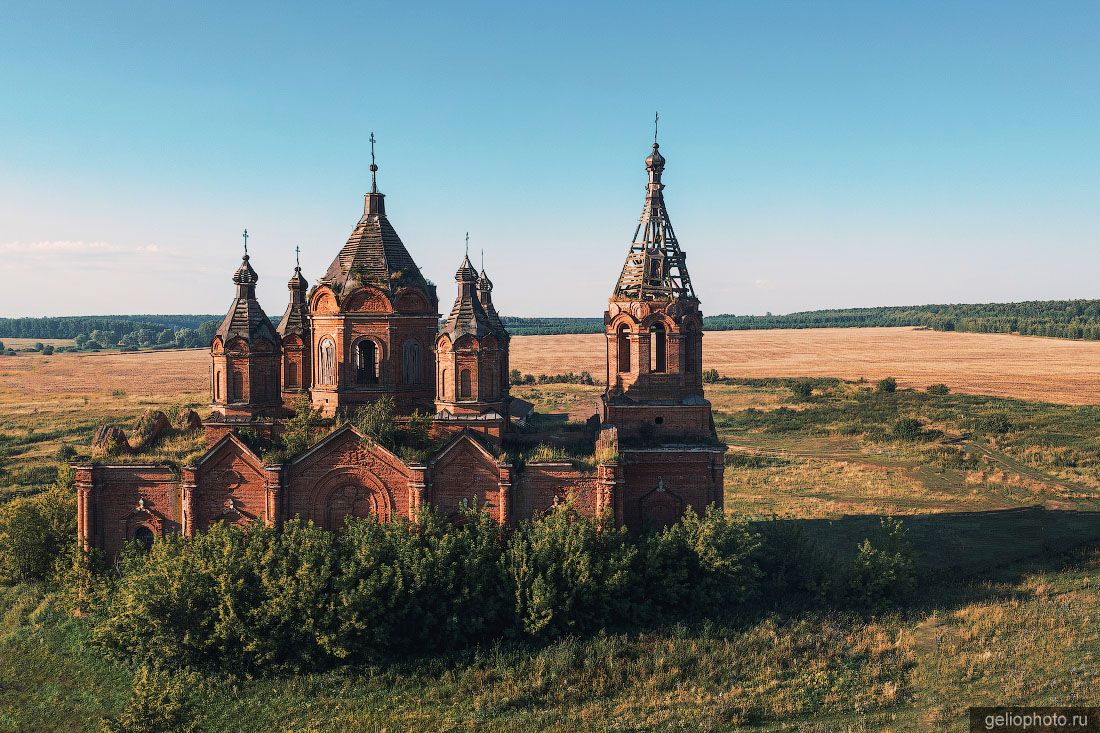 Заброшенный храм Троицы Живоначальной в Танкеевке фото