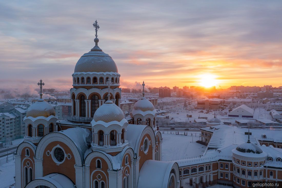 Собор Преображения Господня в Салехарде зимой фото