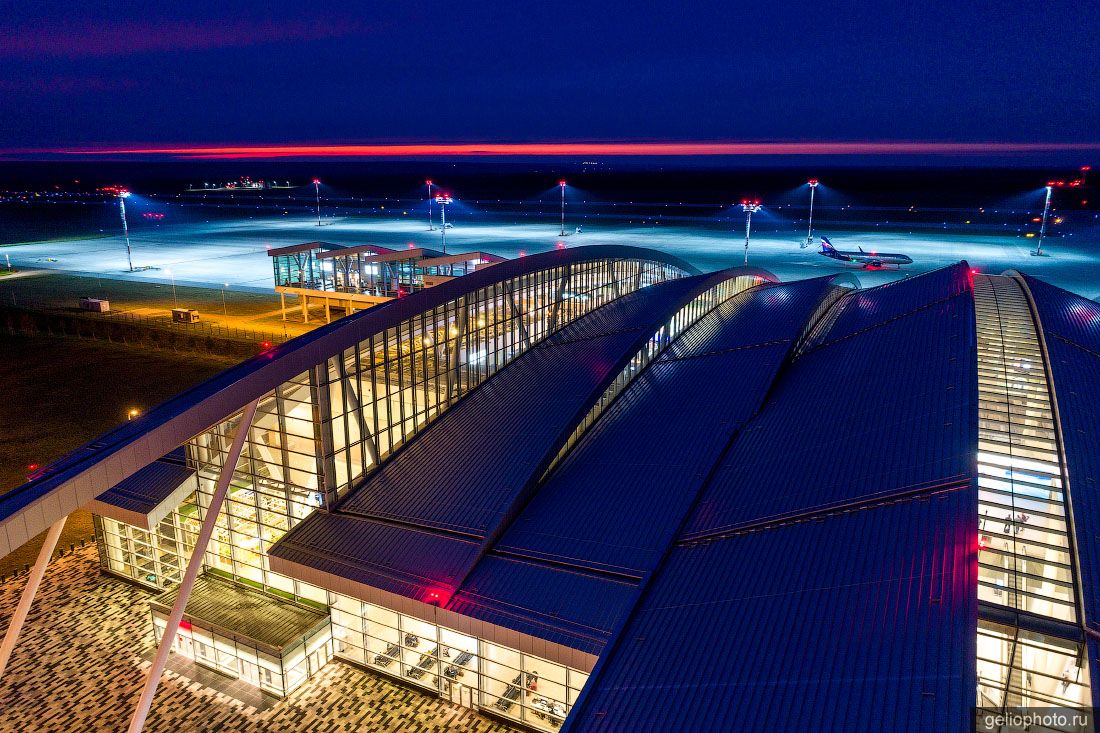 Терминал аэропорта Платов в Ростове-на-Дону вечером фото