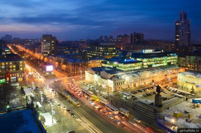 Площадь 1905 года в Екатеринбурге вечером фото