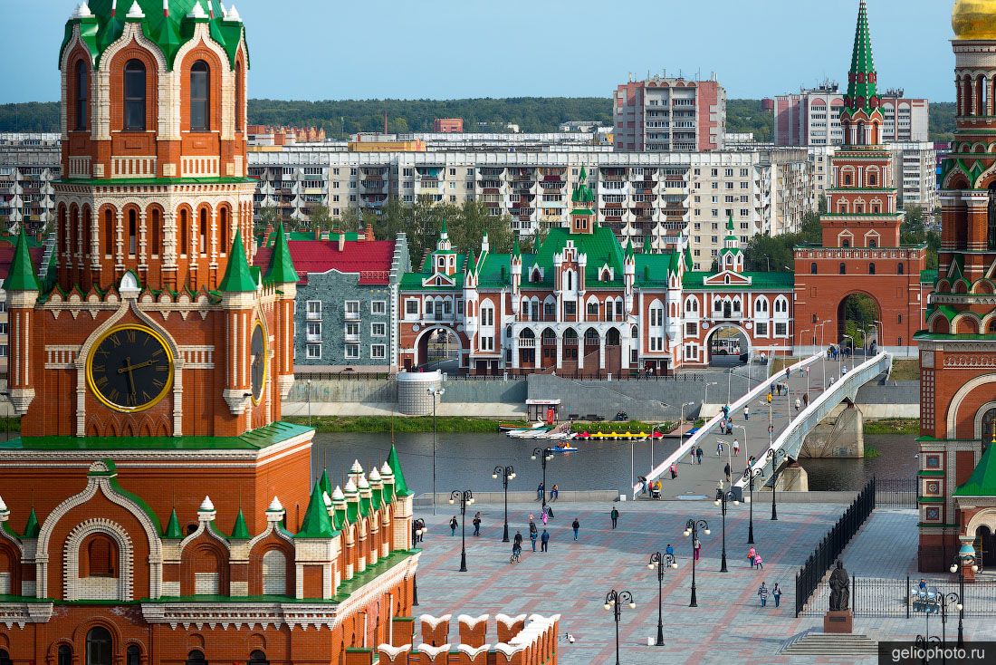 Благовещенская башня на площади Республики в Йошкар-Оле фото