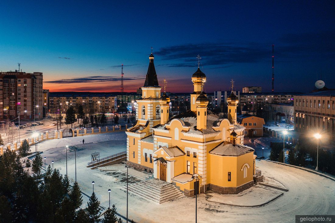 Свято-Никольский храм в Надыме ночью фото