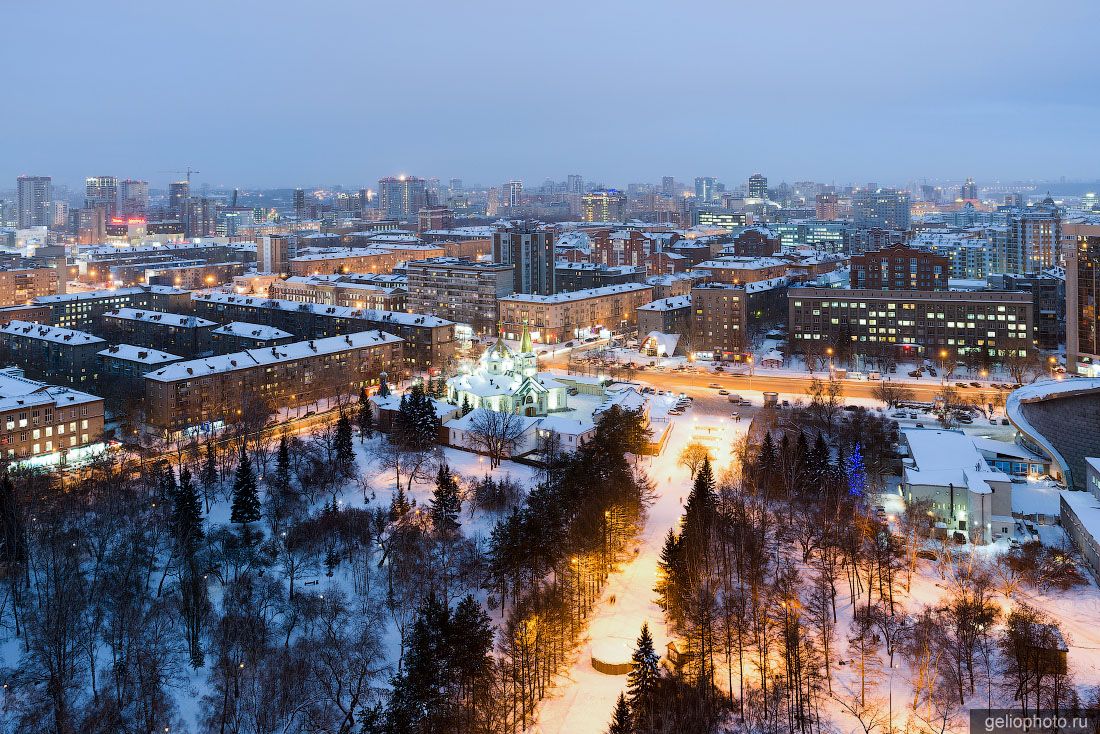 Нарымский сквер в Новосибирске вечером фото