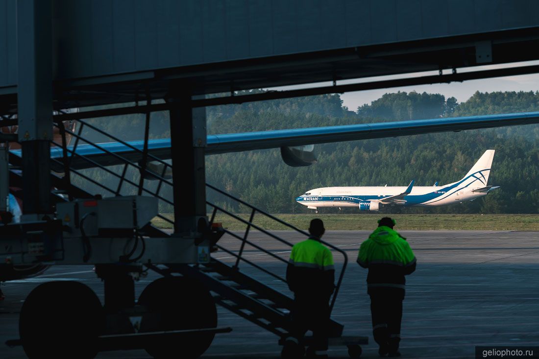 Самолёт Боинг 737-800 Atran в Красноярске фото