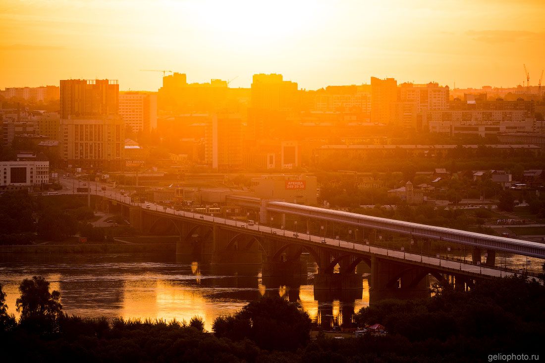 Октябрьский мост в Новосибирске на закате фото