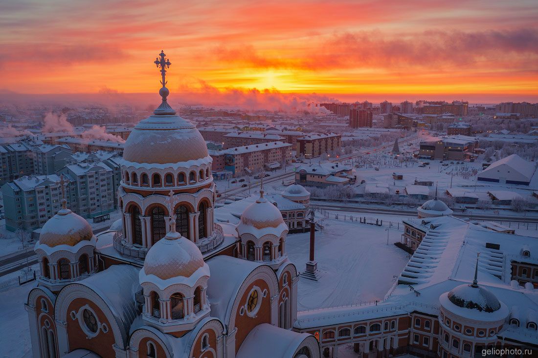 Собор Преображения Господня в Салехарде зимой фото