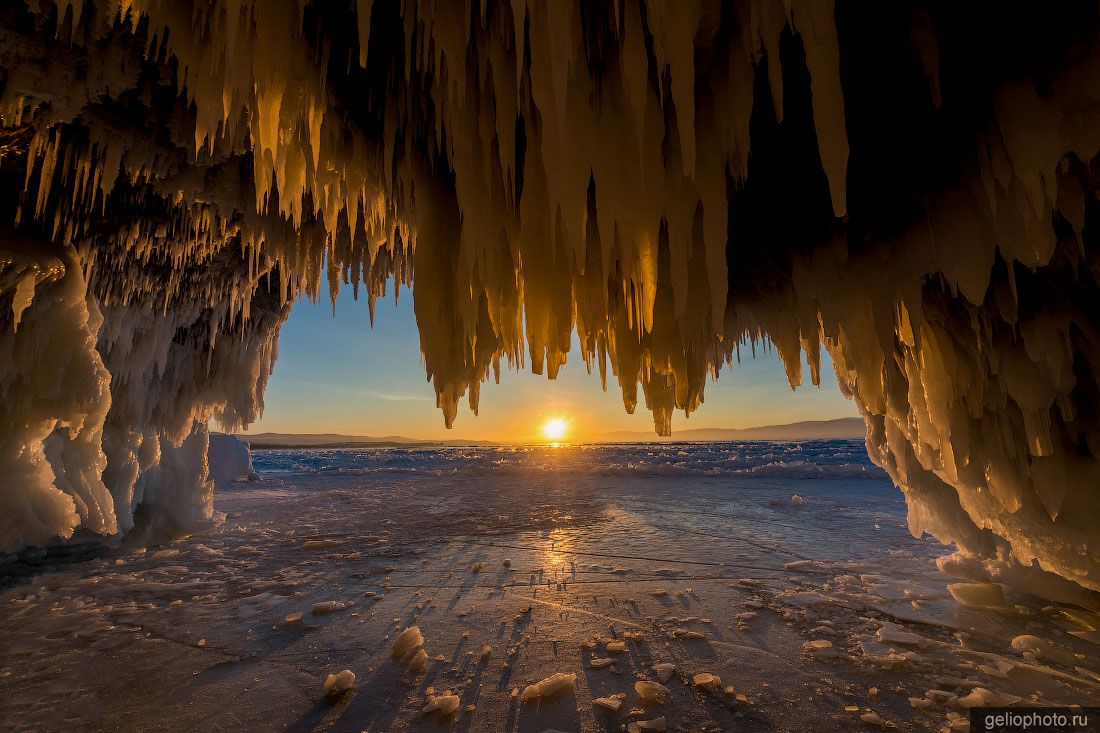 Ледяной грот на Байкале фото