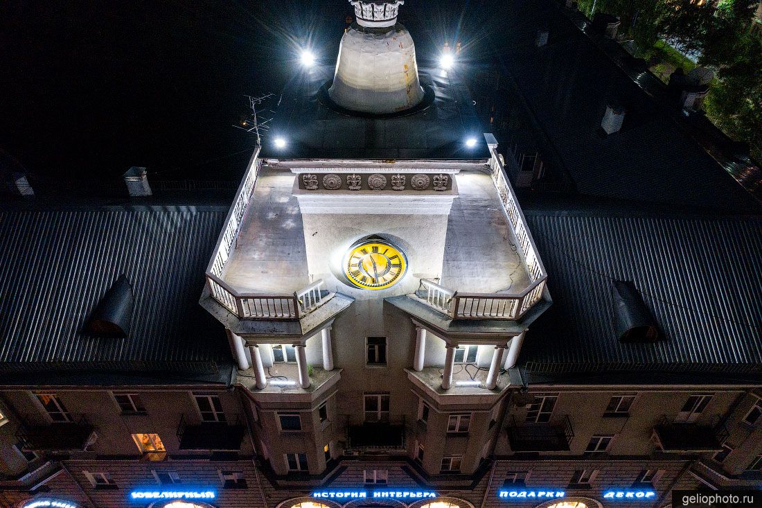 Часы на Доме под шпилем в Барнауле фото