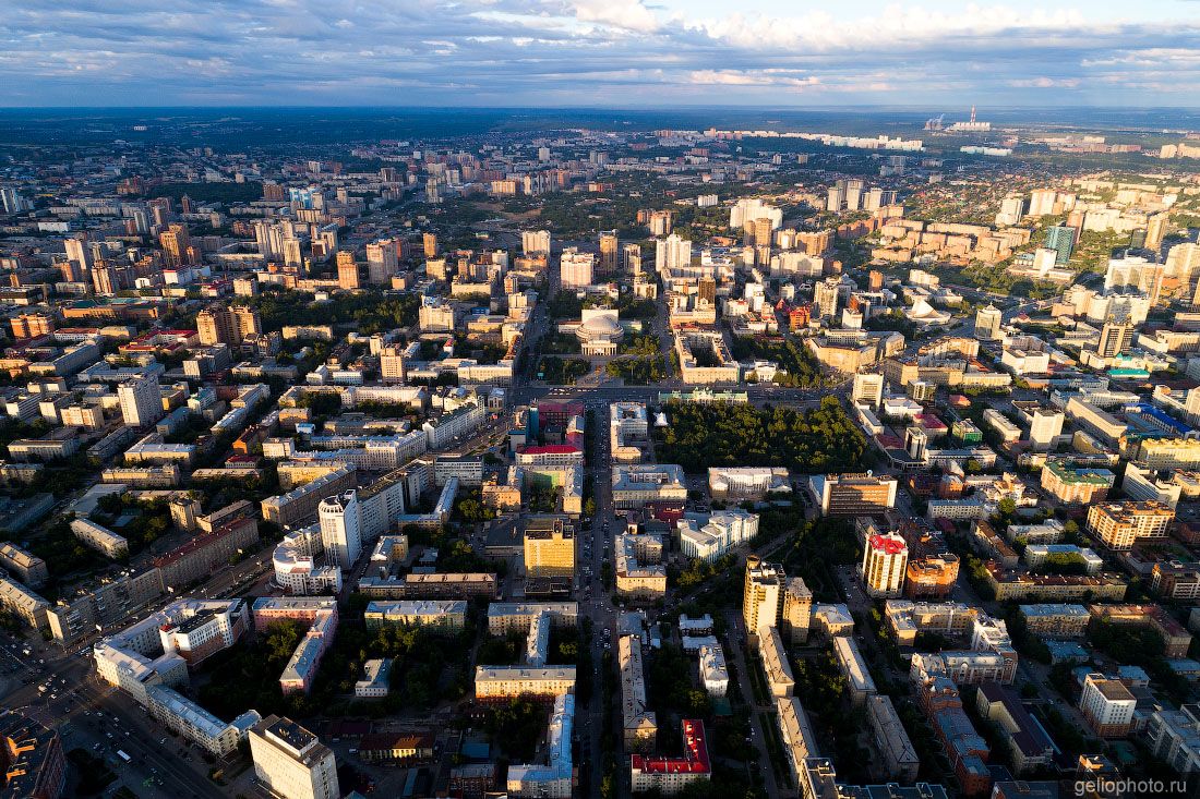 Центр летнего Новосибирска с высоты. фото
