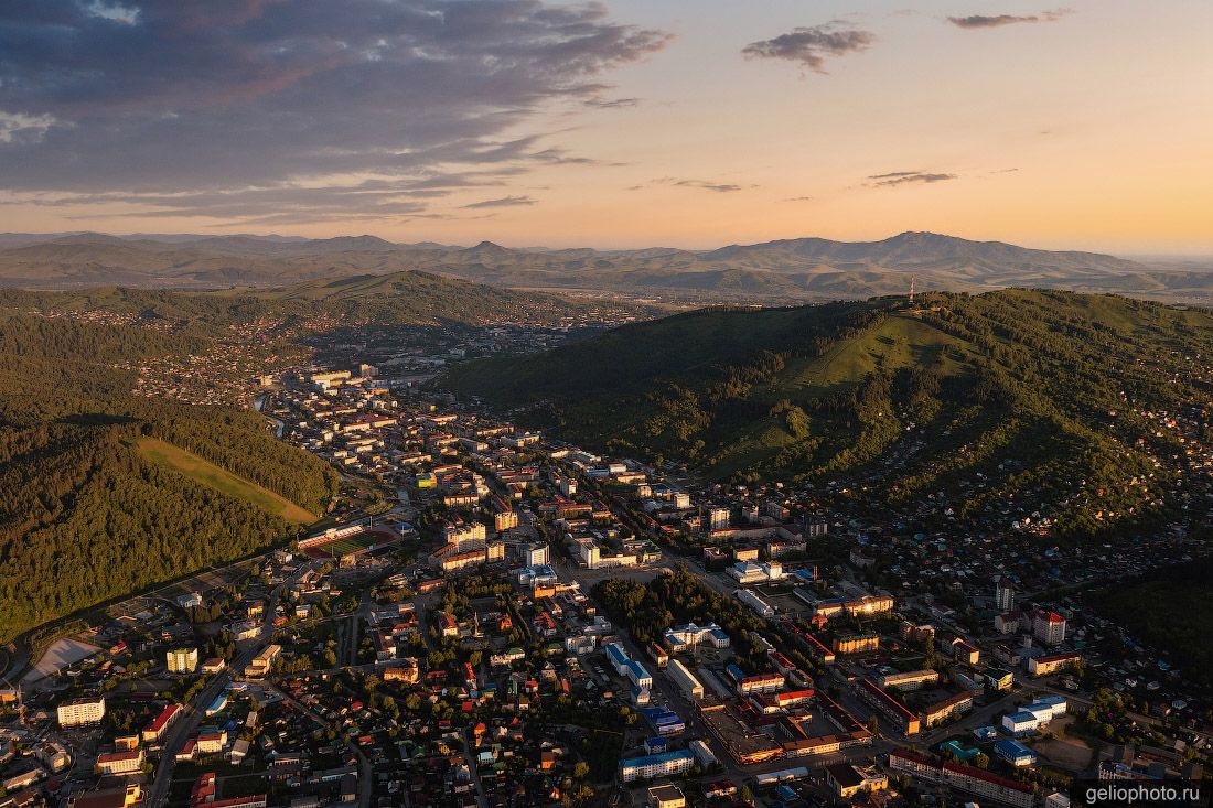 Вид с высоты на Горно-Алтайск фото