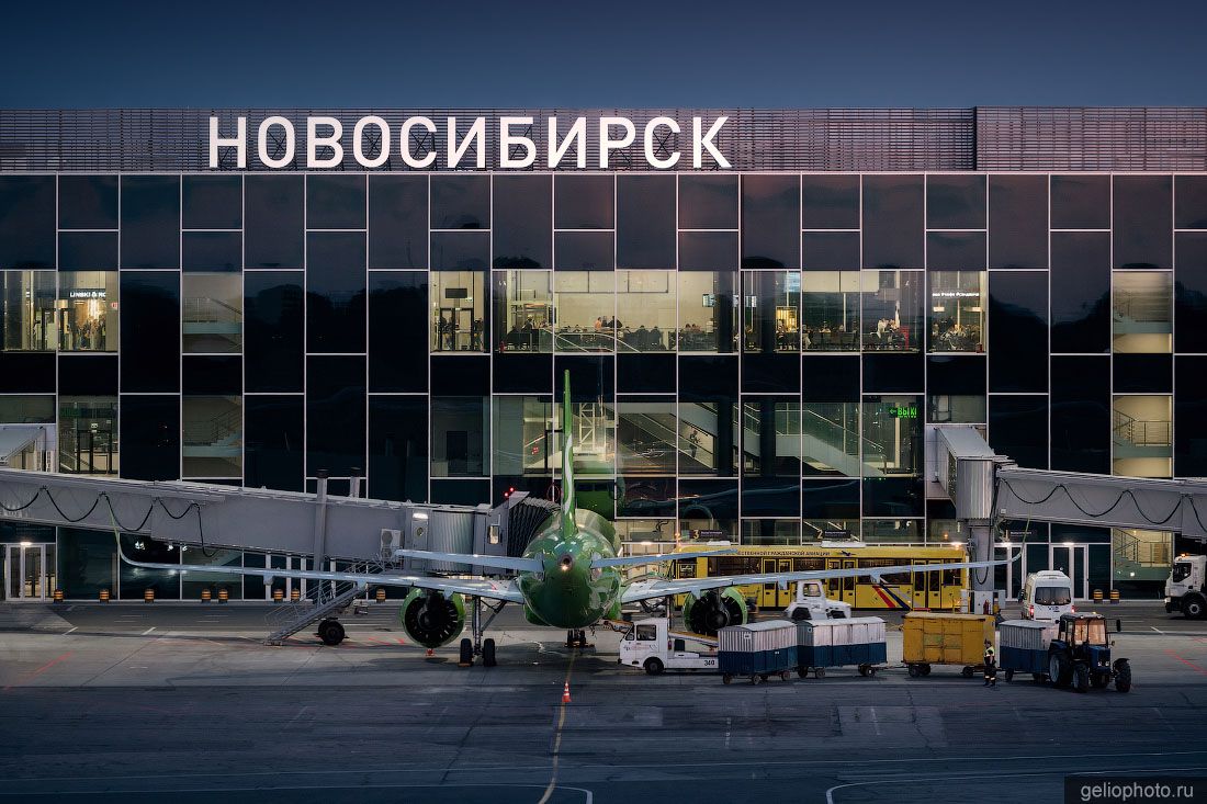 Новый терминал Толмачёво со стороны перрона фото
