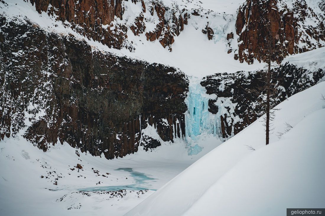 Водопад Красные камни зимой фото