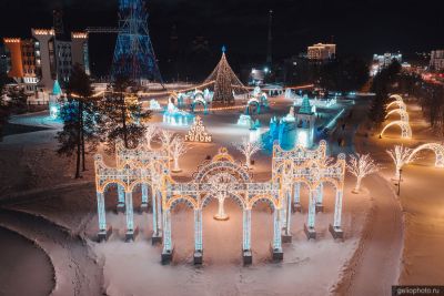 Сквер Ямальский с новогодней подсветкой в Ноябрьске фото