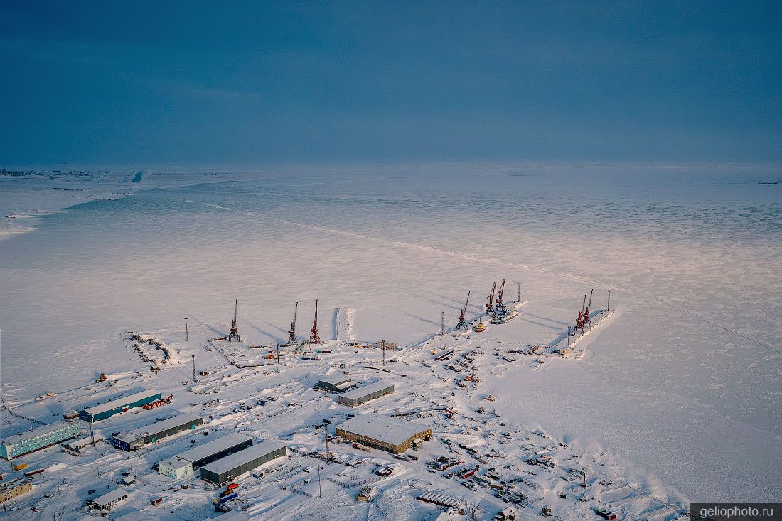 Морской порт в Тикси с высоты фото