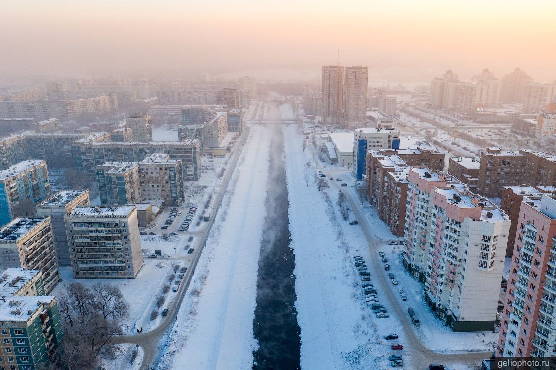 Река Аба в зимнем Новокузнецке фото