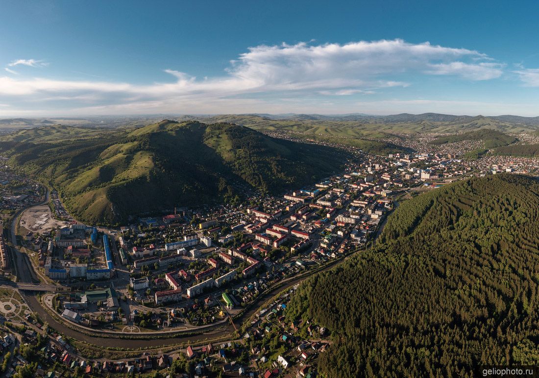 Вид с высоты на Горно-Алтайск фото