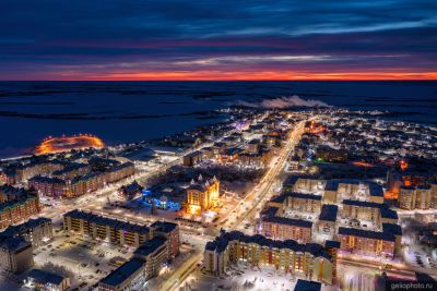 Улица Свердлова в Салехарде вечером фото