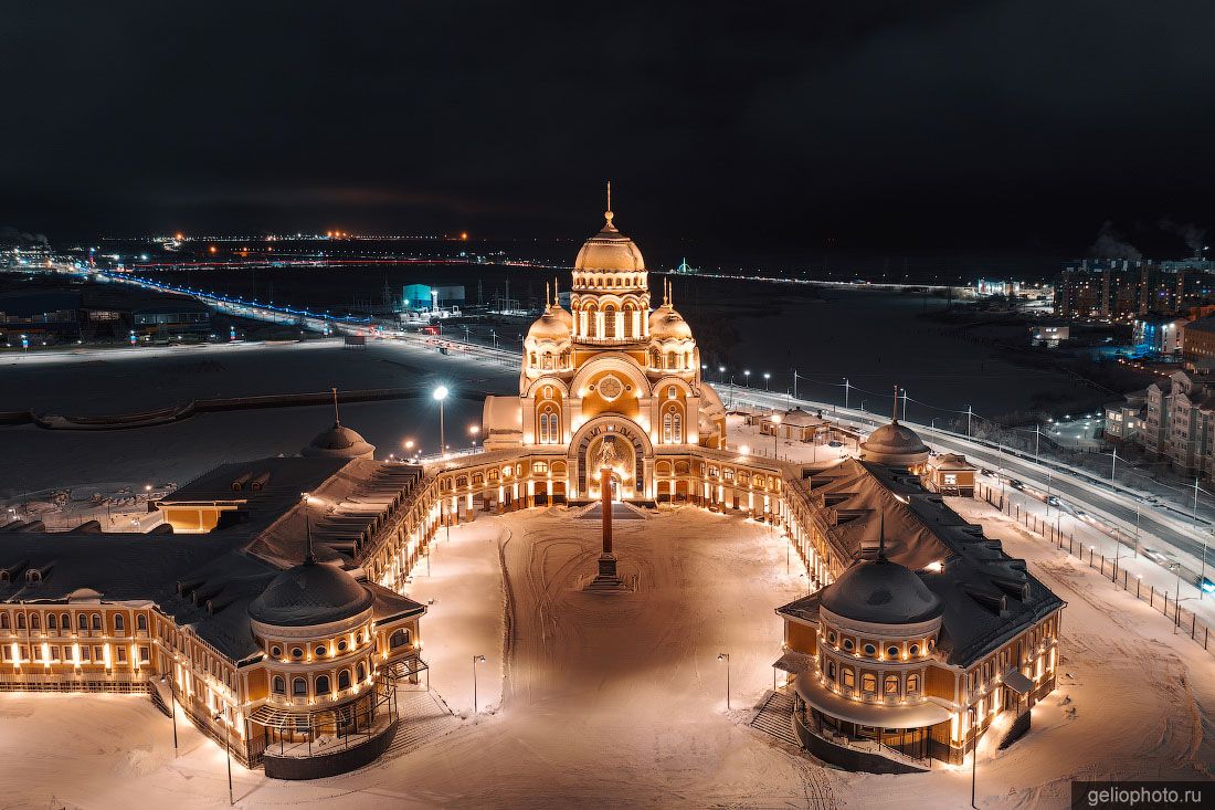Собор Преображения Господня в Салехарде ночью фото
