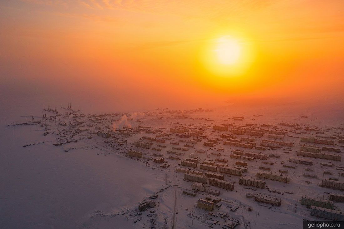 Тикси зимой на рассвете фото