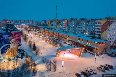 Аллея городской площади в Новом Уренгое фото