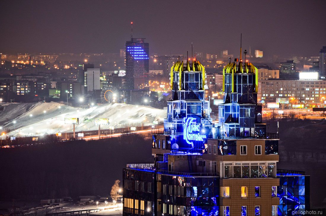 Башни дома Бэтмен в Новосибирске вечером с высоты фото