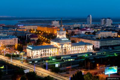 ЖД вокзал Волгоград-1 вечером фото