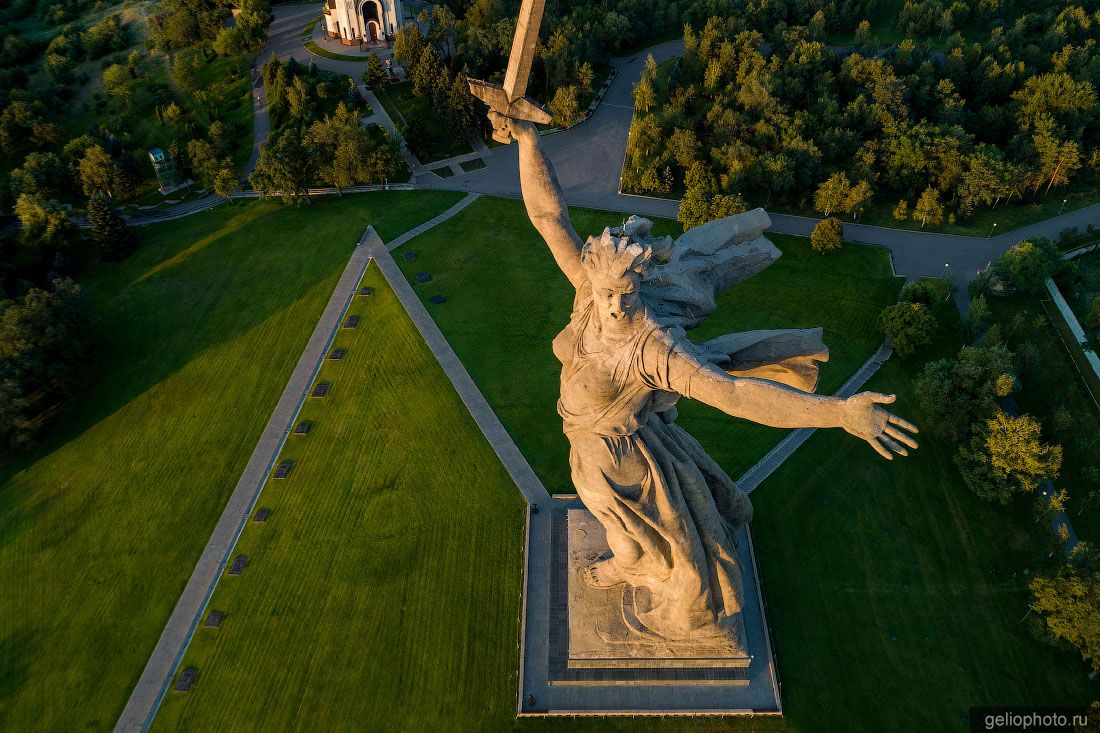 Родина-мать в Волгограде с высоты фото