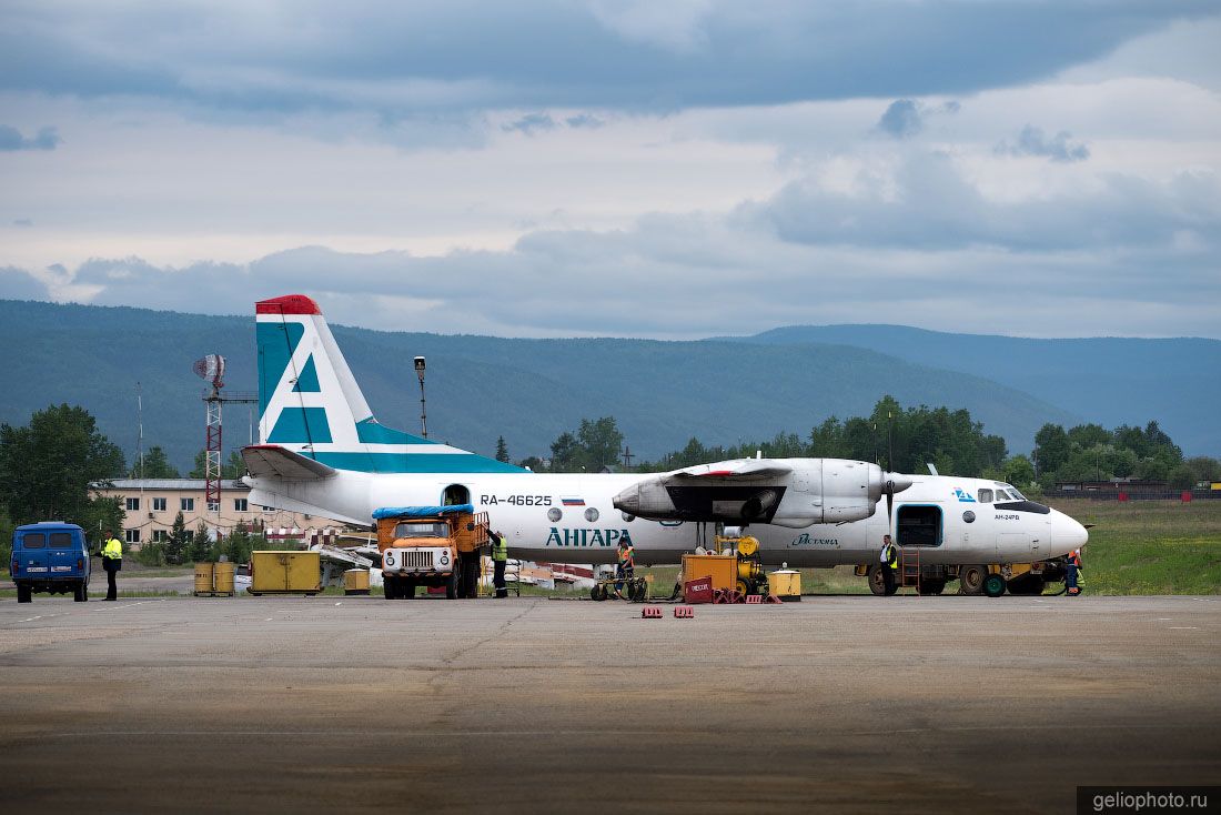 Ан-26 в аэропорту Бодайбо фото