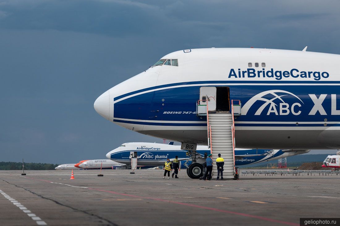 Boeing 747 AirBridgeCargo в аэропорту Красноярска фото
