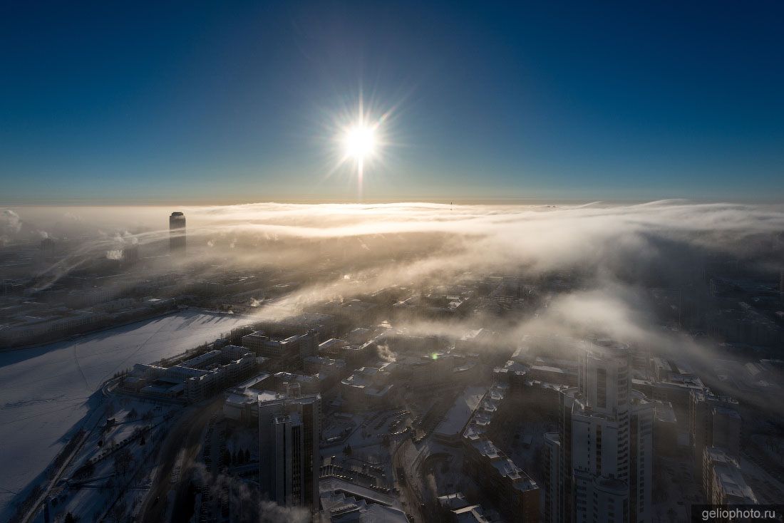 Екатеринбург в дымке с высоты фото