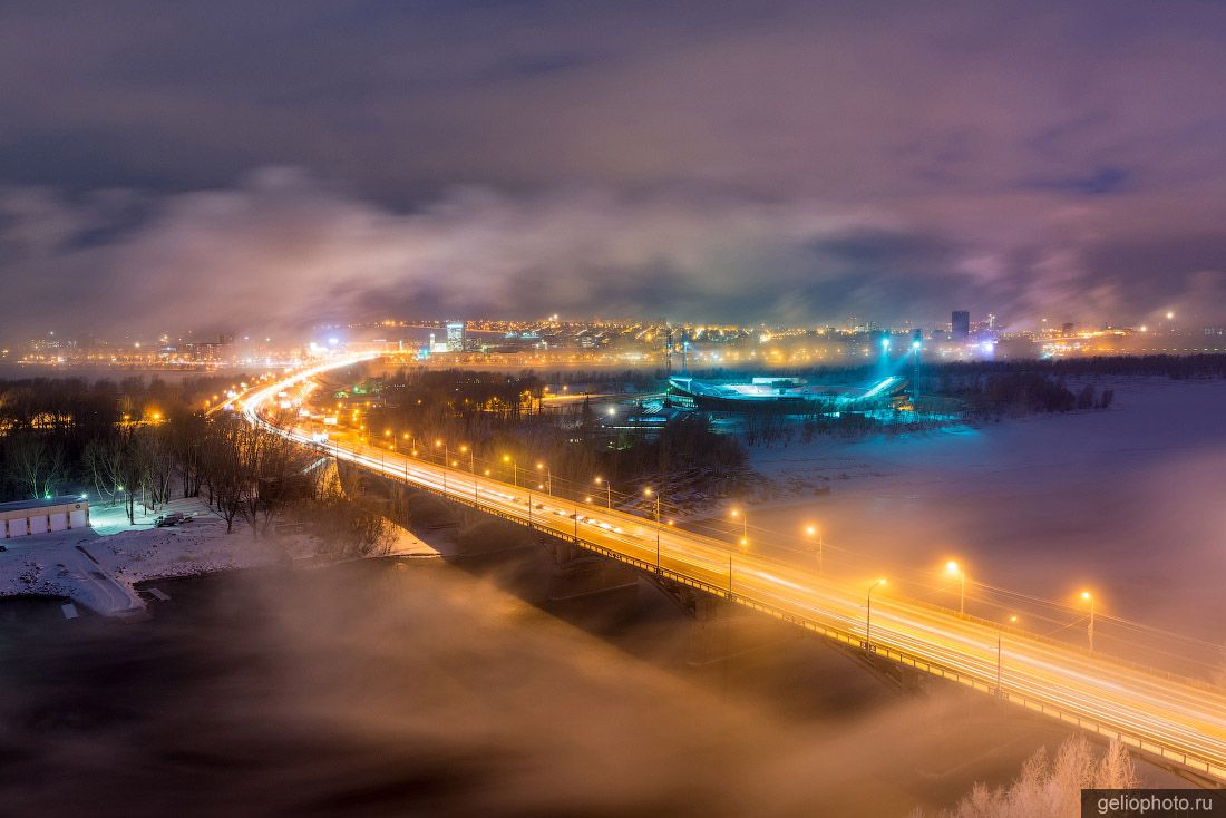 Коммунальный мост в Красноярске ночью фото