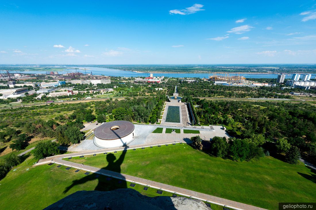 Мамаев Курган в Волгограде с высоты фото