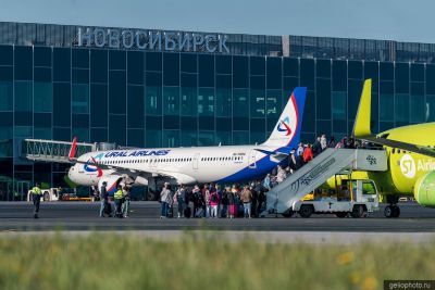 Airbus A320 Уральских Авиалиний в Новосибирске фото