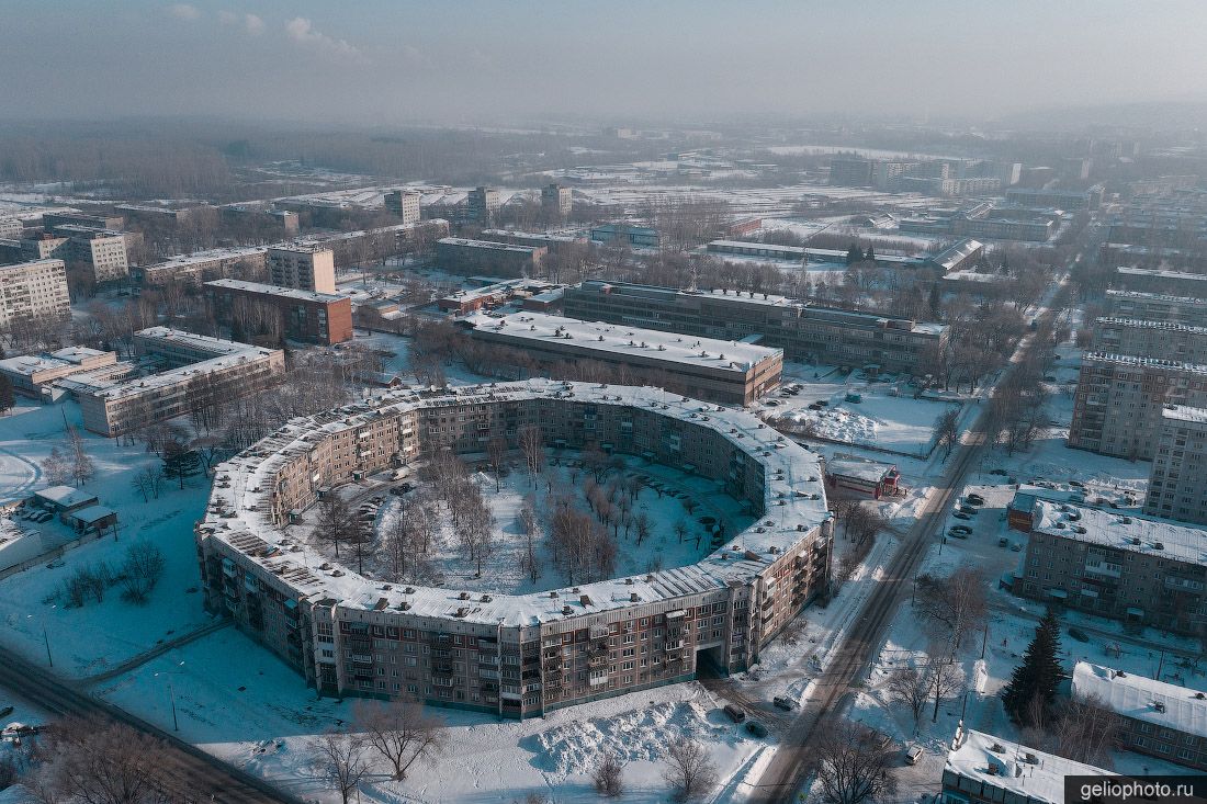 Вид на Дом-шайбу Новокузнецке фото