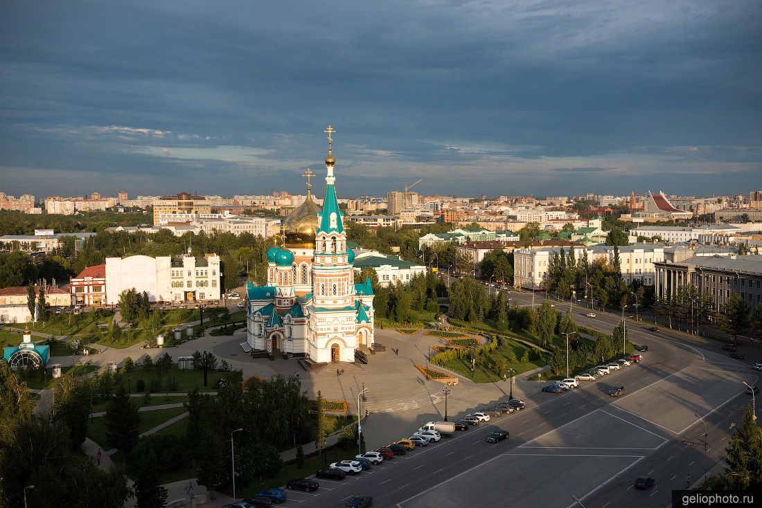 Успенский собор в Омске днем фото